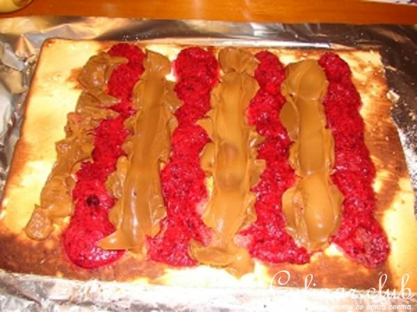Рулет с клюквой и варёной сгущёнкой