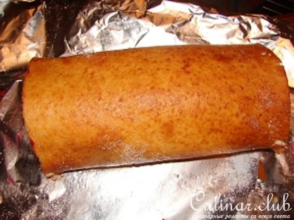 Рулет с клюквой и варёной сгущёнкой