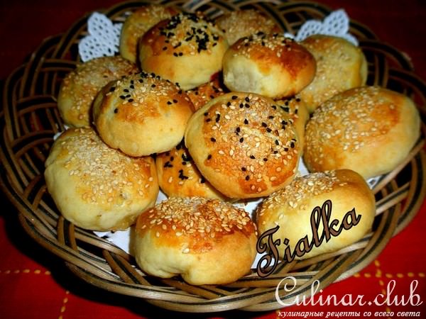 булочки с яблоками и вишней