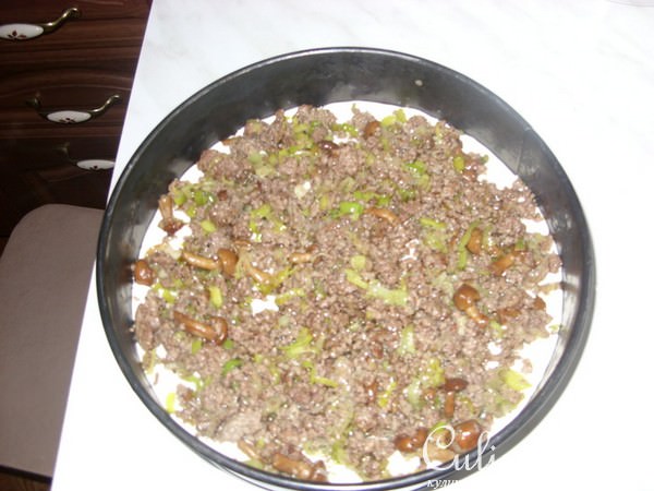 Пирог заливной с мясом, моцареллой и опятами 