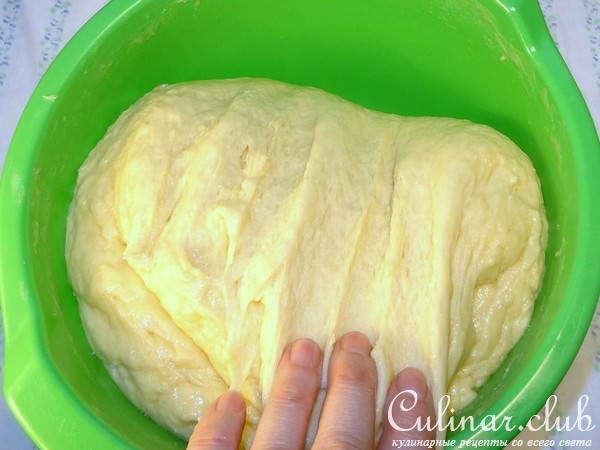 Пасхальный кулич c изюмом и цукатами