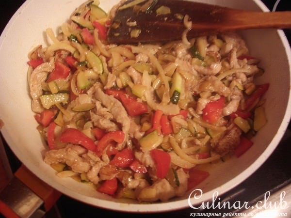 Блинный пирог с пикантной начинкой.