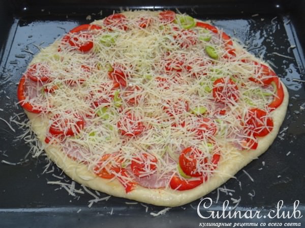 Пышки с творогом и колбасная пицца с овощами