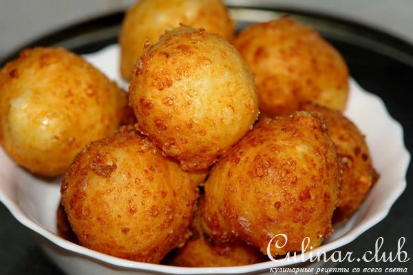 Творожные пончики с клубникой и карамельным соусом