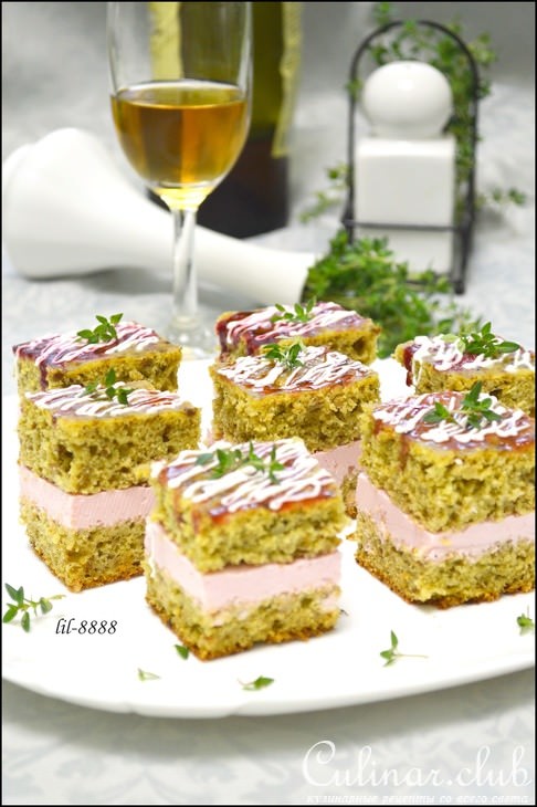 Бисквит с куриной печенью и клюквенным муссом.