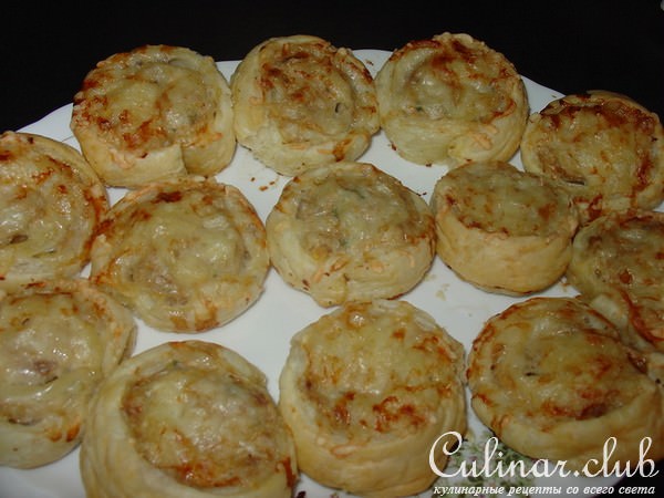 Мясные „улитки“ в слоёном тесте.