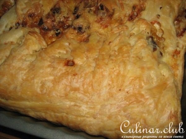 Слоеный пирог с курицей и грибами.