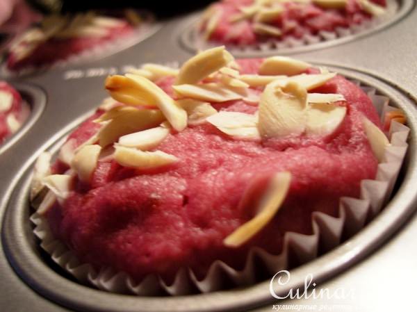Маффины с брусникой и миндалем