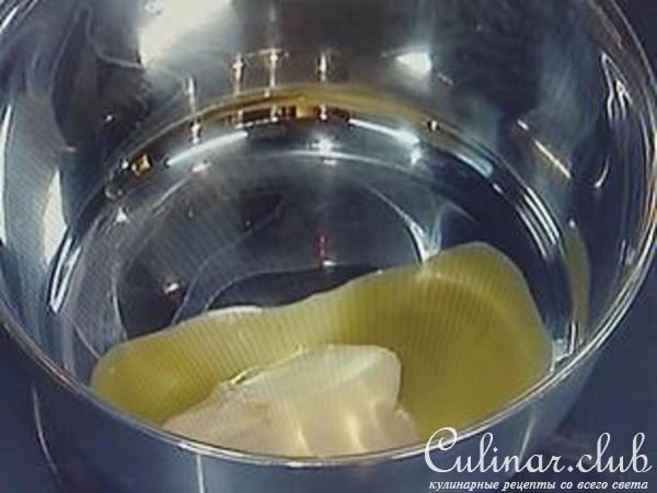 "Подарки" из фило с ягодами и соусом