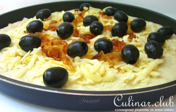 пицца с карамелизованным луком,копченым сыром и маслинами