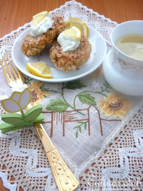 Сырники с овсяными хлопьями и красной рыбой