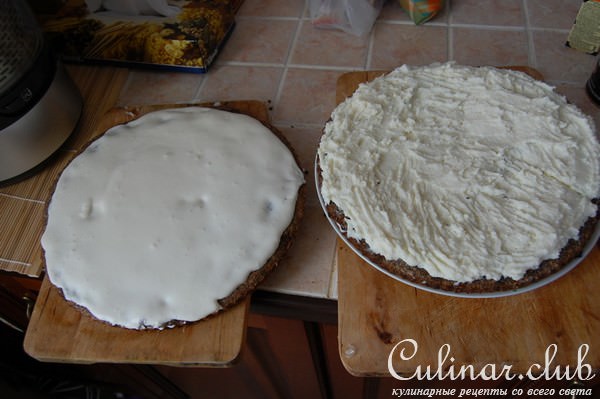 торт маковый с клубникой