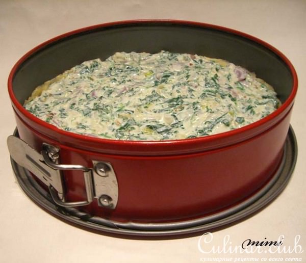 киш с копченым лососем, козьим сыром, шпинатом и пореем