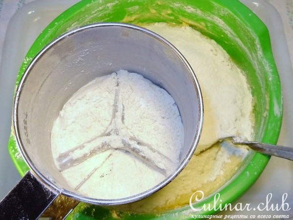 Пасхальный кулич c изюмом и цукатами