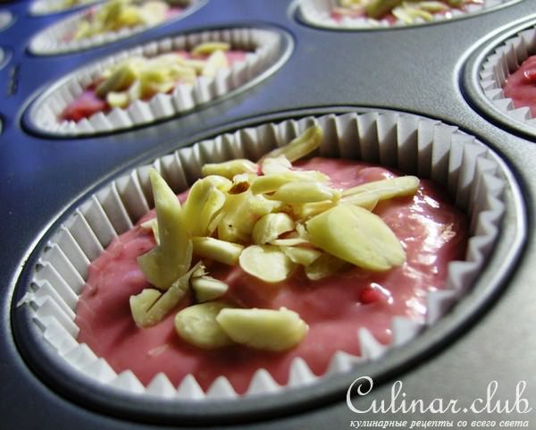Маффины с брусникой и миндалем