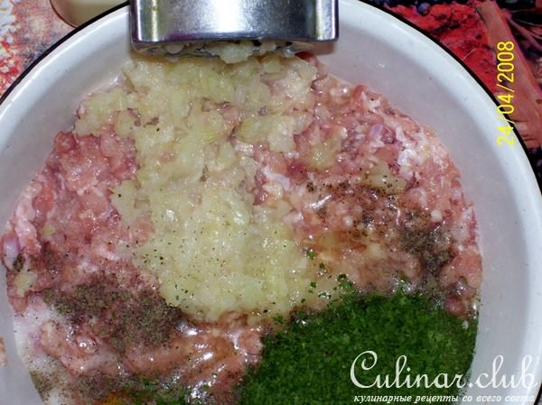 Мясной рулет с яйцом в слоеном тесте