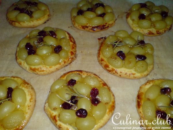 Сладкие мини-пиццы с виноградом