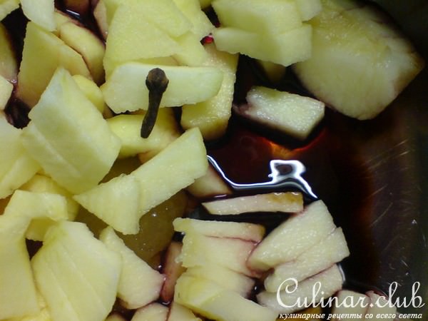 Камамбер с винными яблоками и орехами