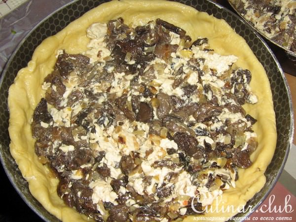 пирог с грибами и сыром