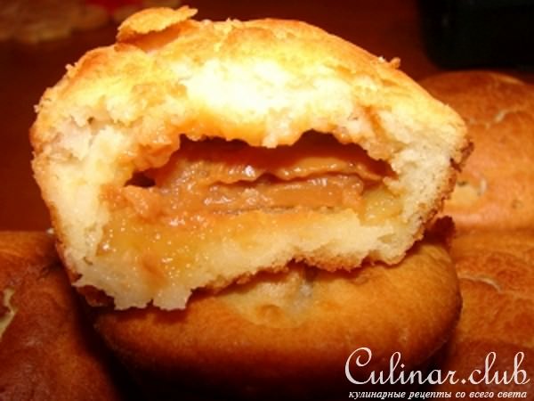 Яблочные маффины с начинкой из варёной сгущёнки