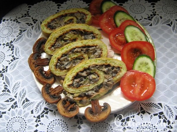 Нежный кабачковый рулет с шампиньонами.