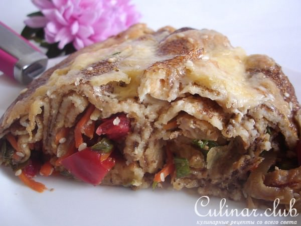 Блинный пирог с пикантной начинкой.