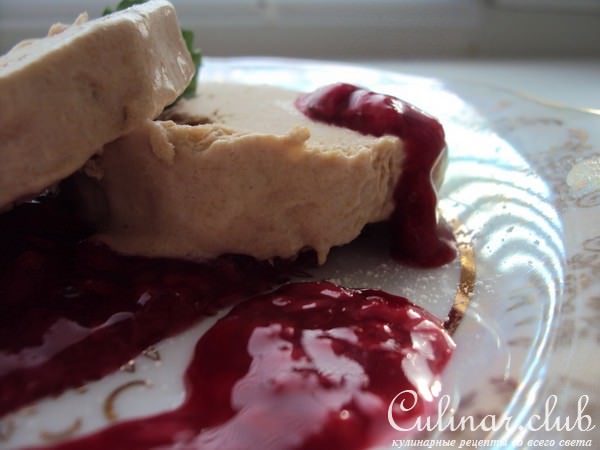 Замороженный чайный мусс с малиновым соусом (Iced ceylon tea mousse)