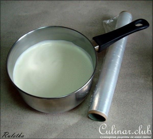 Мусс из сметаны с малиновым соусом.