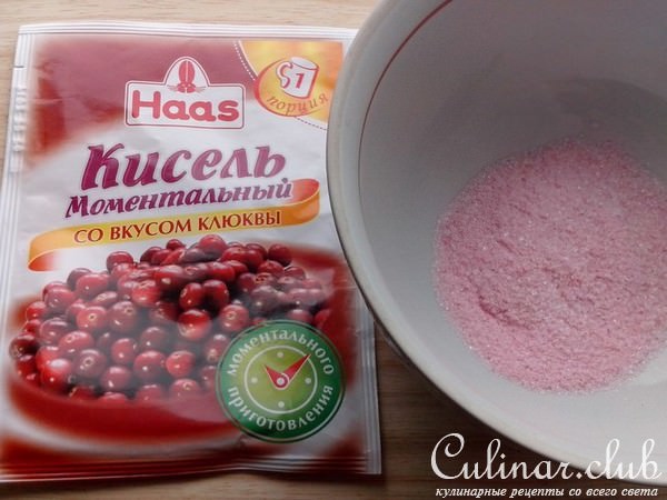 Десерт из клюквенного киселя,печенья и сливок