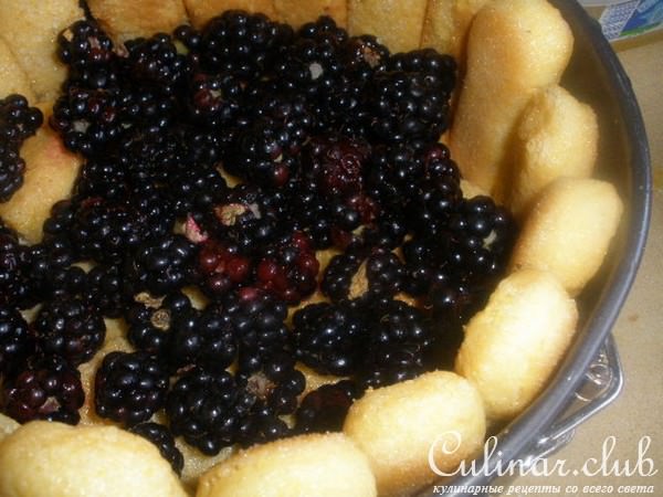 Королевская ягодная шарлотка с белым шоколадом