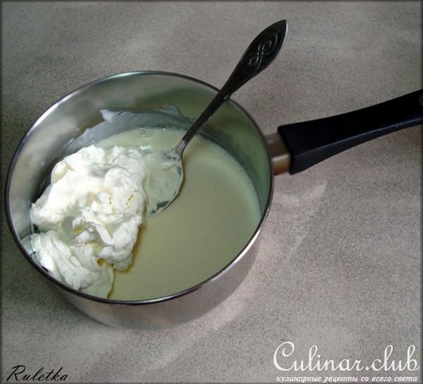 Мусс из сметаны с малиновым соусом.