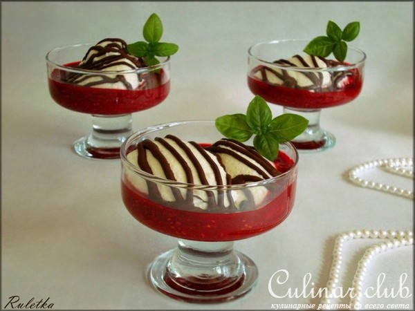 Мусс из сметаны с малиновым соусом.