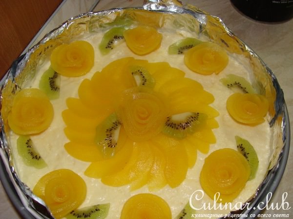 Торт с белым шоколадным муссом и персиками