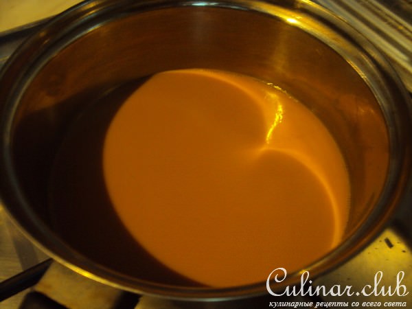 Замороженный чайный мусс с малиновым соусом (Iced ceylon tea mousse)