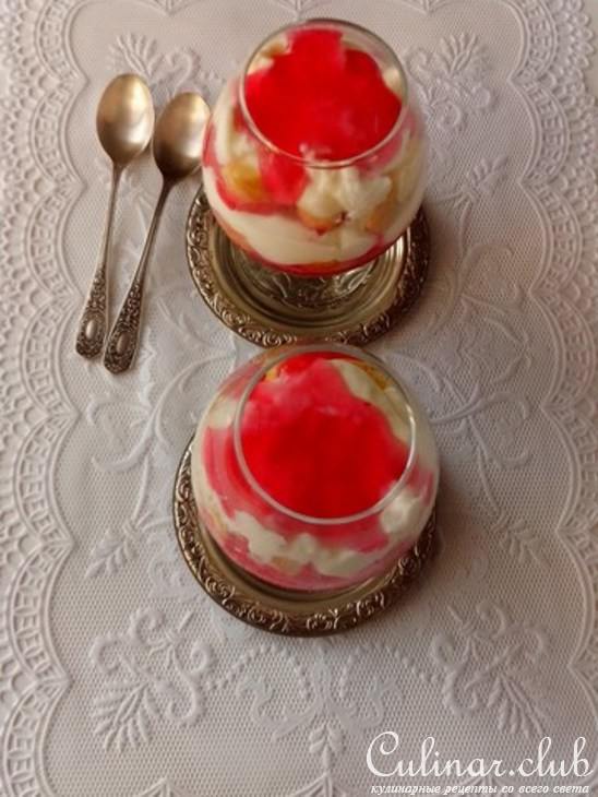 Десерт из клюквенного киселя,печенья и сливок