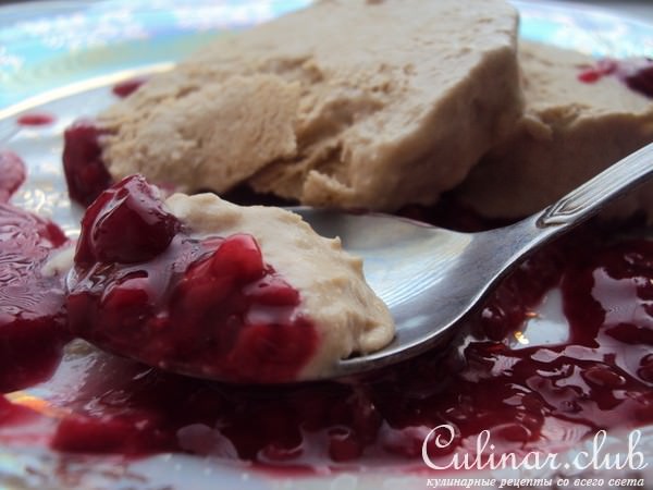 Замороженный чайный мусс с малиновым соусом (Iced ceylon tea mousse)