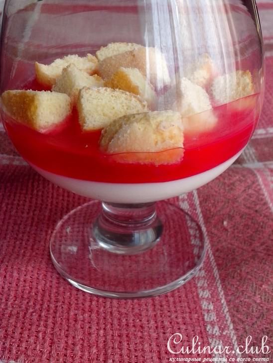 Десерт из клюквенного киселя,печенья и сливок
